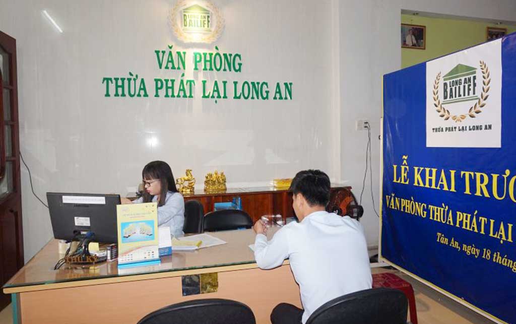 Nhân viên Văn phòng Thừa Phát Lại Long An đang làm việc.