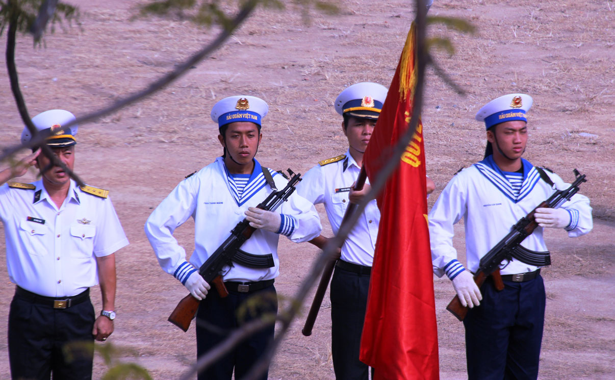 Tổ quân kỳ tàu săn ngầm 171 trong đội hình diễu duyệt