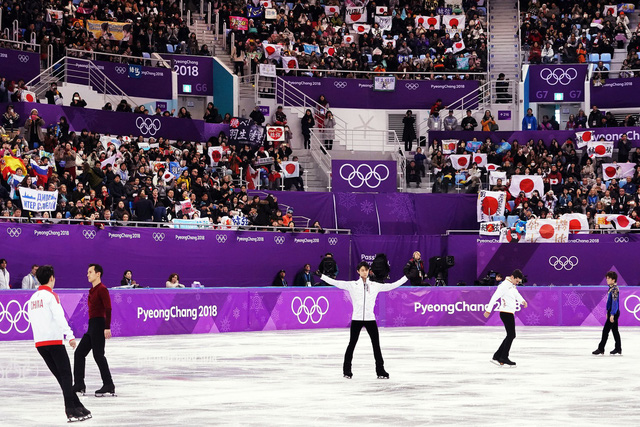 Cổ động viên môn trượt băng nghệ thuật tại Thế vận hội mùa đông đang diễn ra tại Hàn Quốc - Ảnh: New York Times