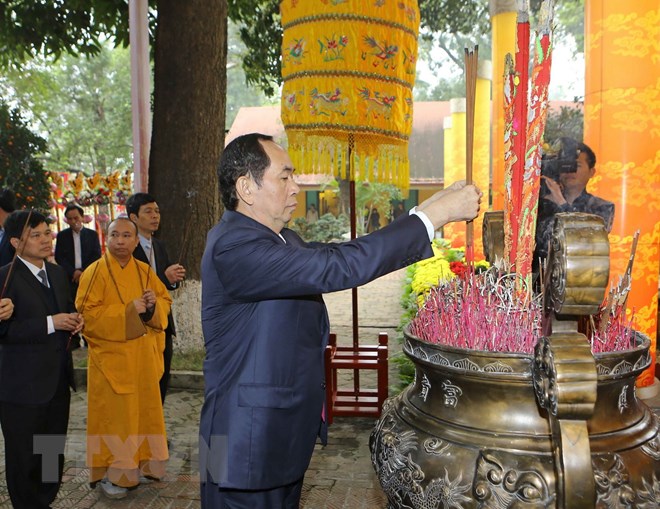 Chủ tịch nước Trần Đại Quang đến dâng hương tại Điện Kính Thiên trong Khu di tích Hoàng thành Thăng Long. (Ảnh: Doãn Tấn/TTXVN)