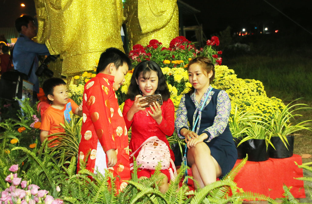 Thousands of visitors flock to Long An on Tet Lunar New Year