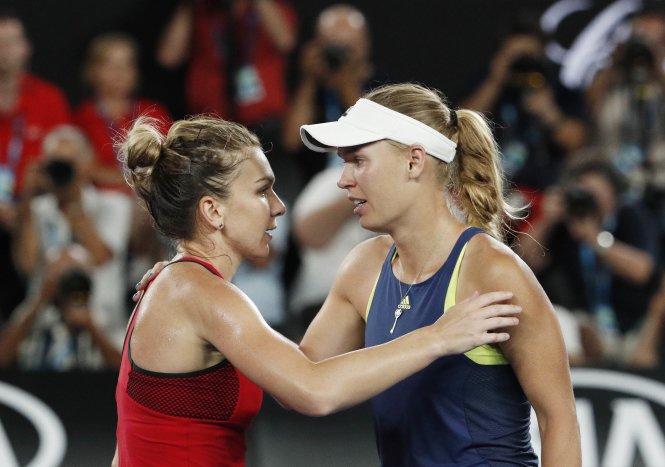 Halep (trái) vượt mặt Wozniacki. Ảnh: Reuters