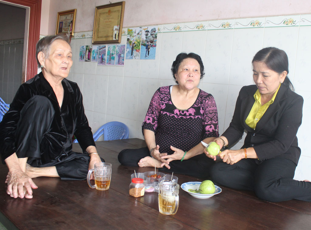 Bà Trần Thị Thắm (giữa) vui vẻ kể cho chúng tôi nghe câu chuyện về cuộc đời mình