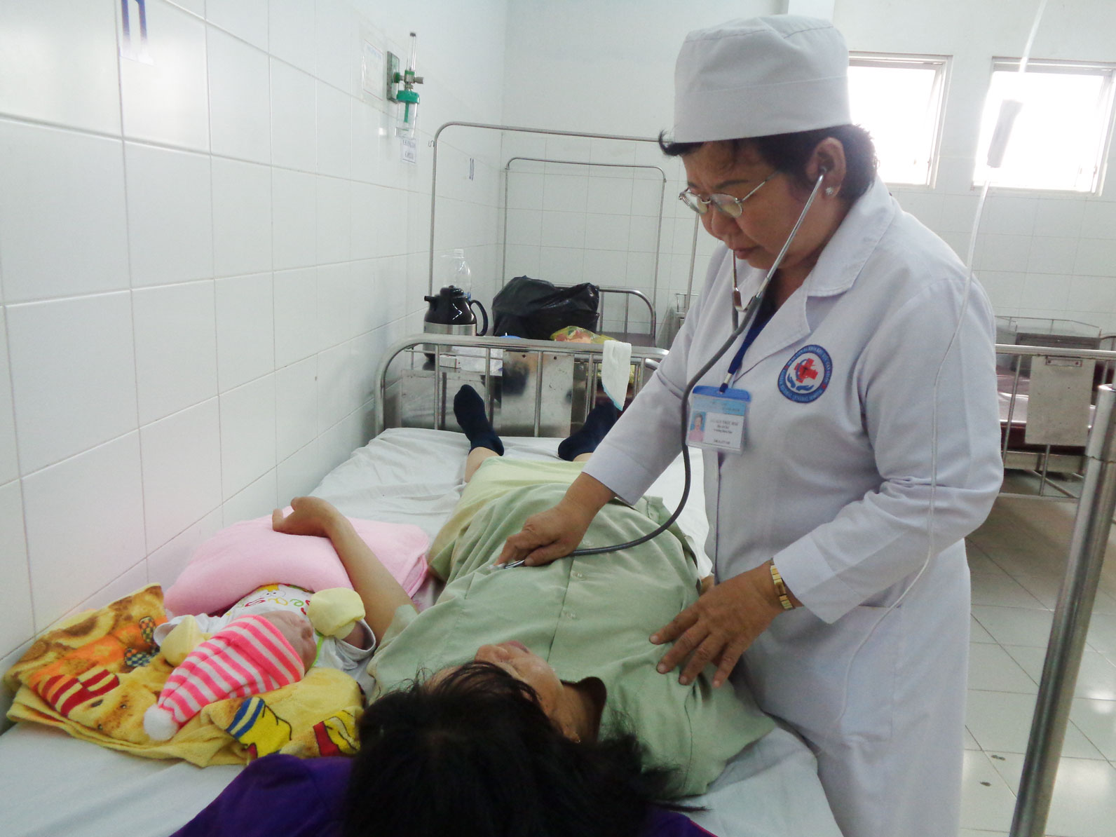 Bác sĩ Đỗ Hữu Trúc Mai đang chăm sóc bệnh nhân
