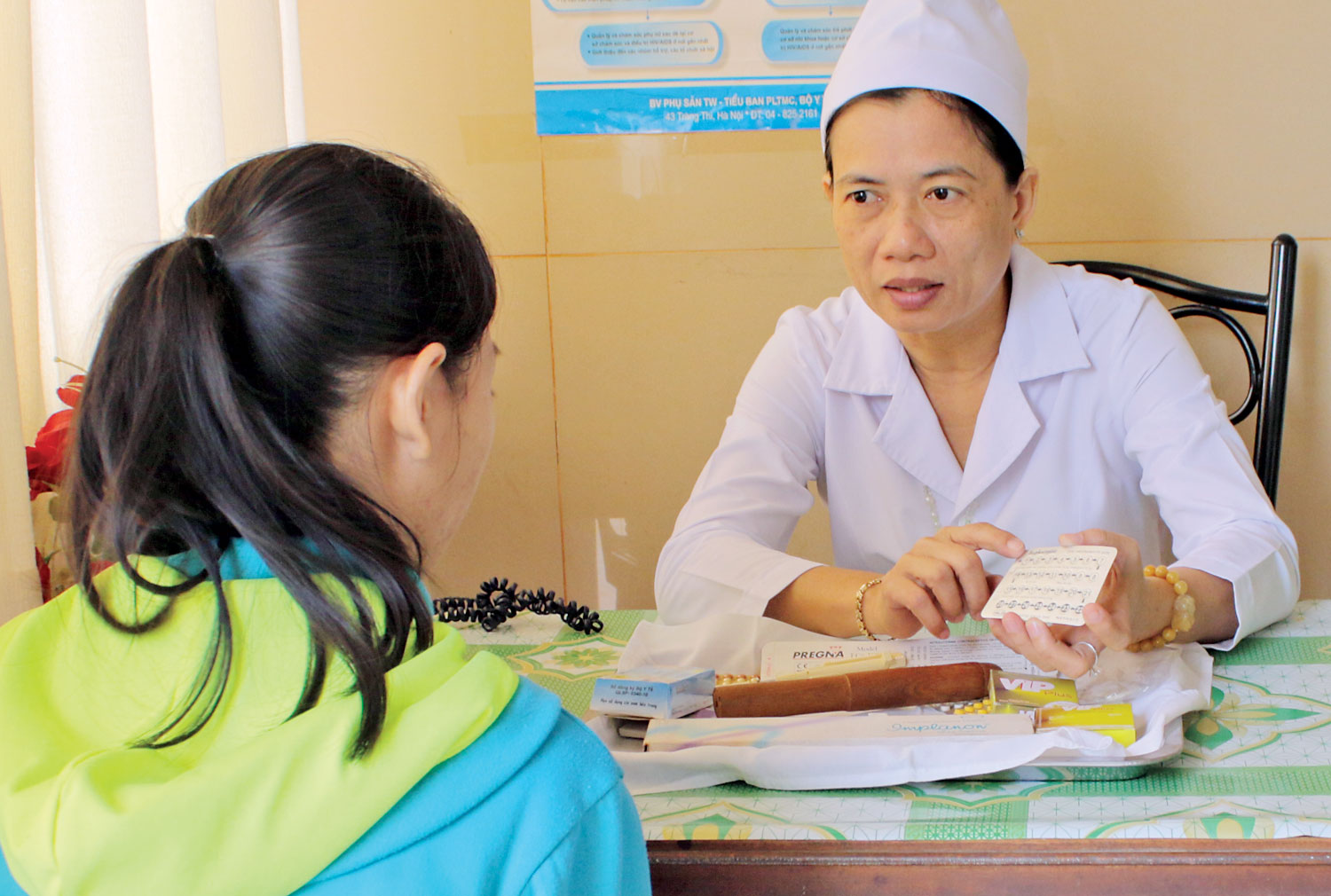 Bác sĩ Lê Thị Kim Xuyến tư vấn cho bệnh nhân