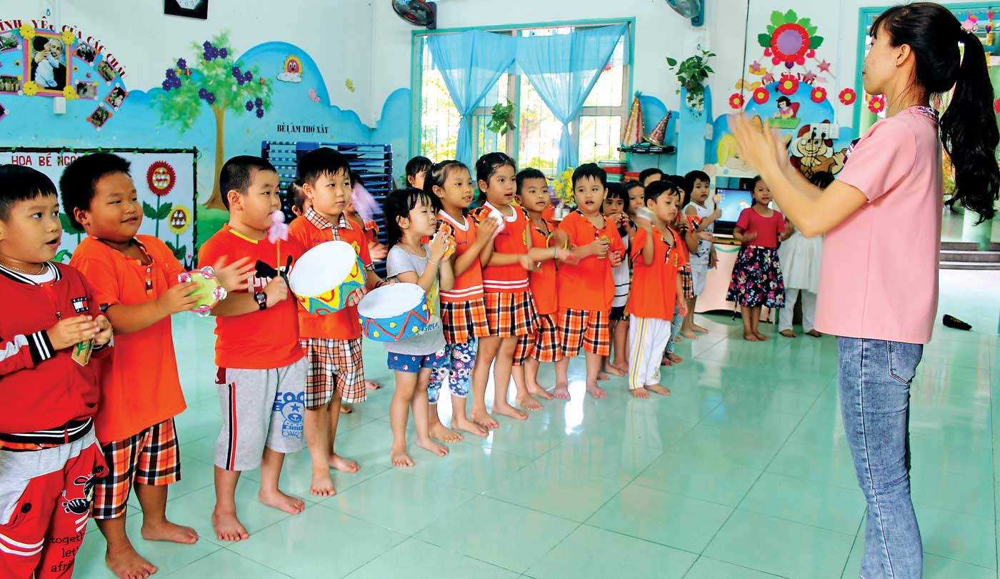 Đưa âm nhạc vào trường học lắm khó khăn Giáo viên Trường Mẫu Giáo Vành Khuyên dạy trẻ hát