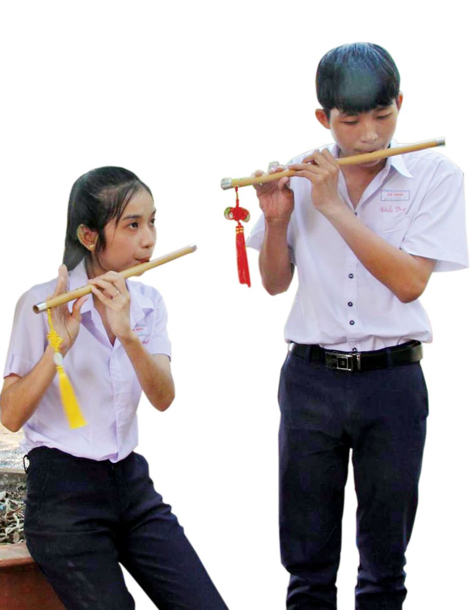 Khắc Duy và Thanh Thư tập luyện sáo trúc để biểu diễn trong chương trình văn nghệ Mừng Đảng, mừng Xuân của trường