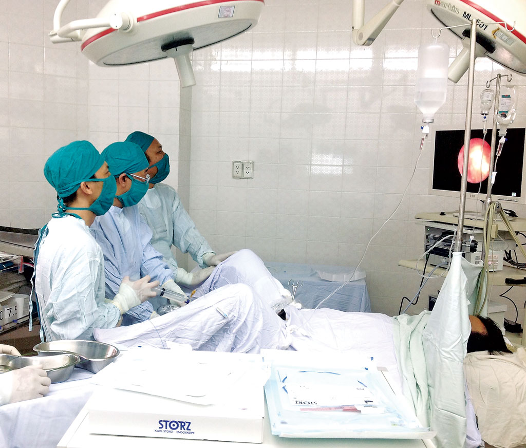 Phẫu thuật nội soi tán sỏi bằng laser dưới sự hỗ trợ của Bệnh viện Chợ Rẫy