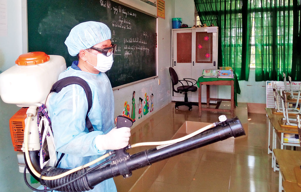 Phun thuốc phòng bệnh sốt xuất huyết trong trường học tại xã Bình Tân, thị xã Kiến Tường