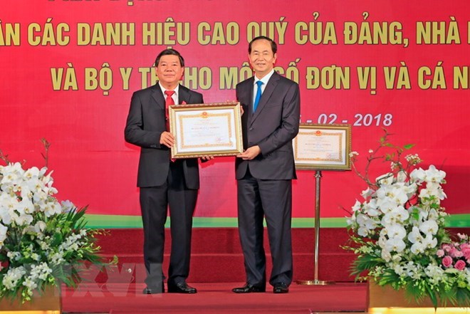 President Tran Dai Quang (R) presents Labour Order, first class, to Associate Professor Doctor Nguyen Quoc Anh, Director of Bach Mai Hospital (Photo: VNA)