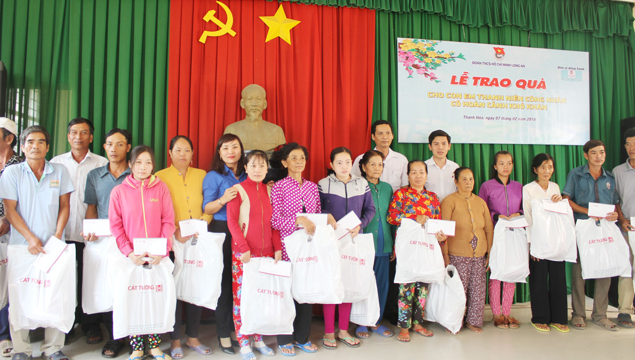 Tặng quà cho người dân, học sinh có hoàn cảnh khó khăn tại xã Tân Đông, huyện Thạnh Hóa