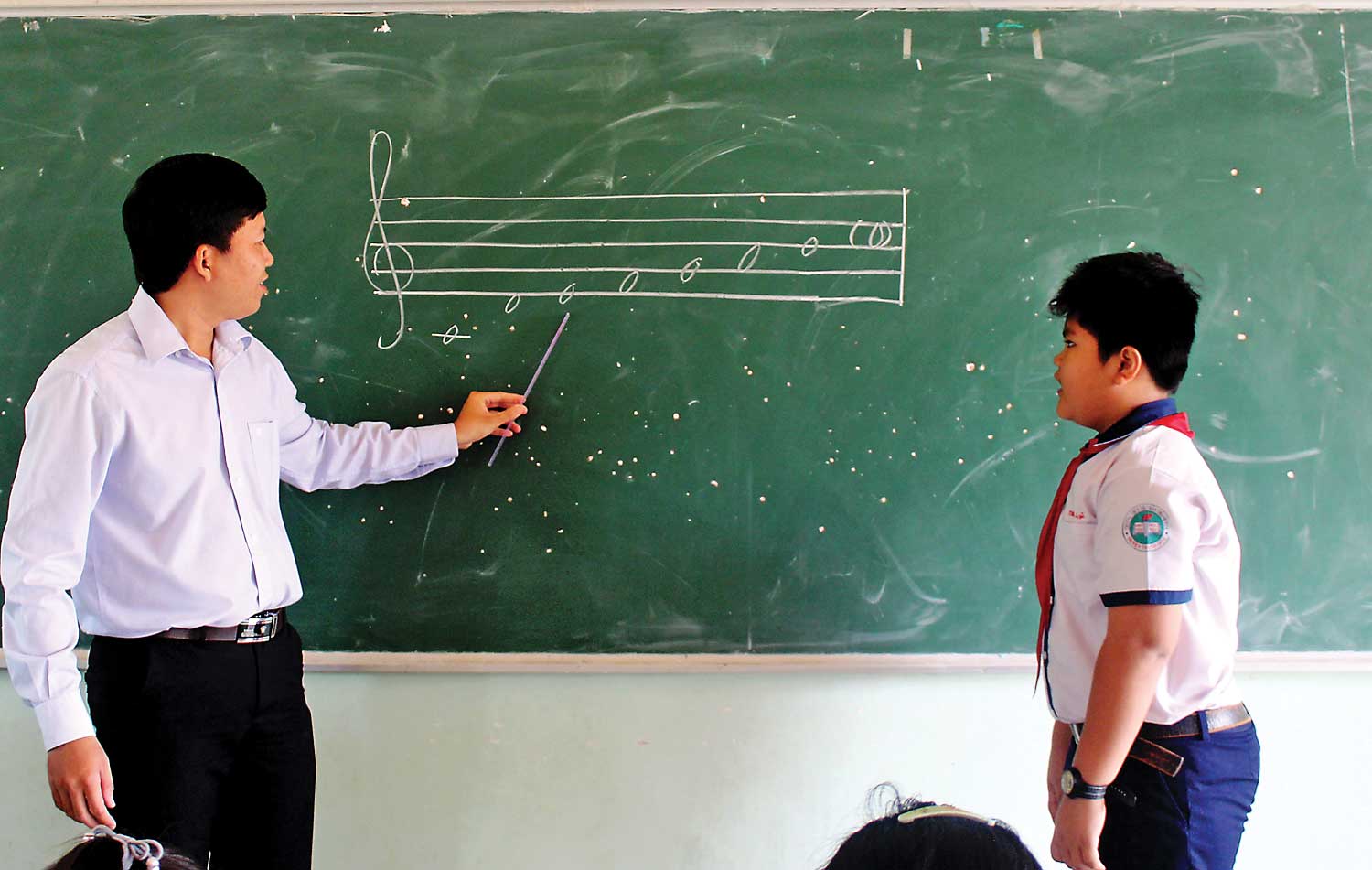 Đưa âm nhạc vào trường học lắm khó khăn Thầy Phạm Xuân Huy (giáo viên môn Âm nhạc, Trường THCS thị trấn Thạnh Hóa) rất tâm huyết trong việc đưa âm nhạc dân tộc vào tiết dạy nhưng điều kiện vật chất không cho phép