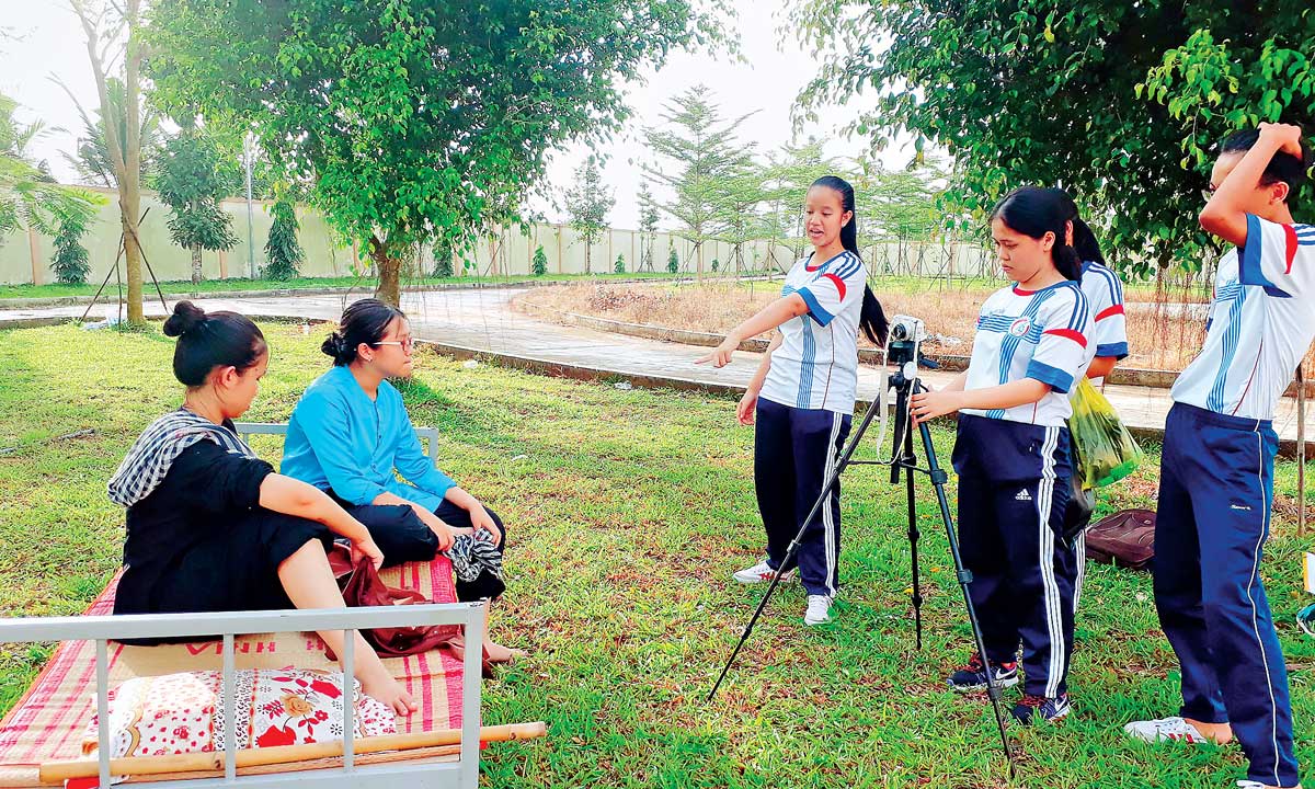 Tham gia làm phim, từng thành viên được phân công nhiệm vụ cụ thể