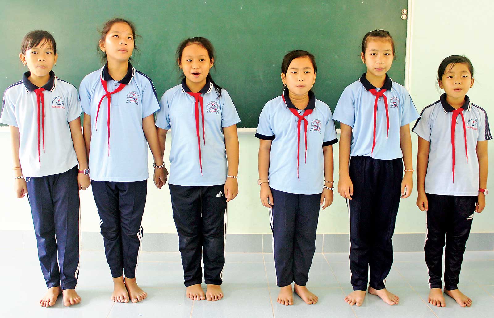 Đưa âm nhạc vào trường học lắm khó khăn Trường Tiểu học Thuận Nghĩa Hòa B vì điều kiện vật chất thiếu thốn nên việc dạy và học âm nhạc còn nhiều hạn chế