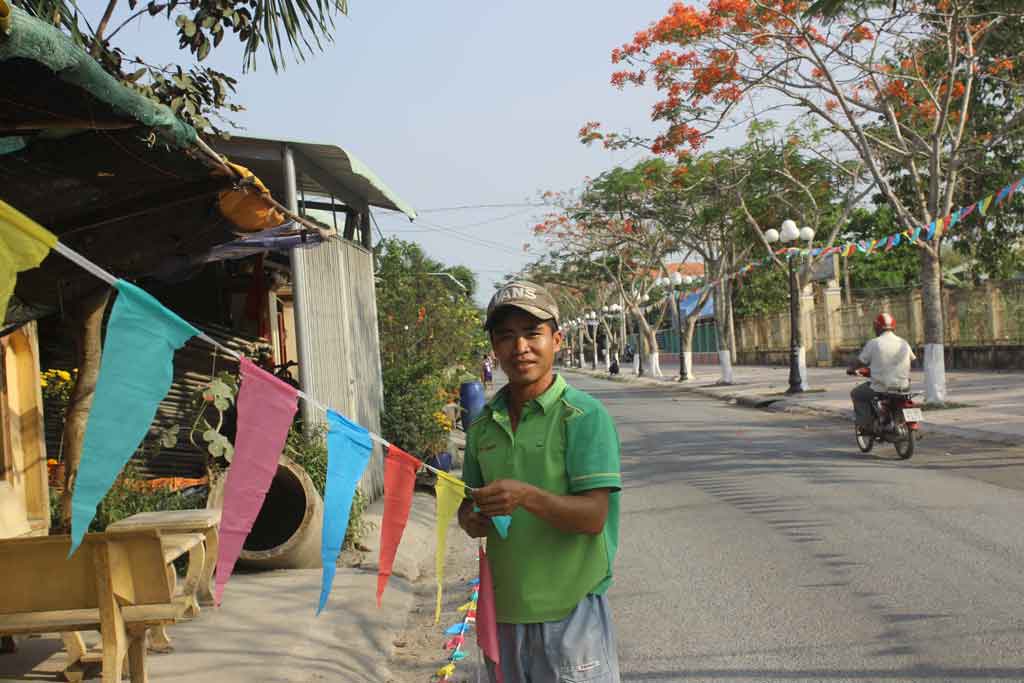 Thanh niên tình nguyện tham gia công đoạn chuẩn bị với mong muốn có một mùa lễ hội thành công tốt đẹp