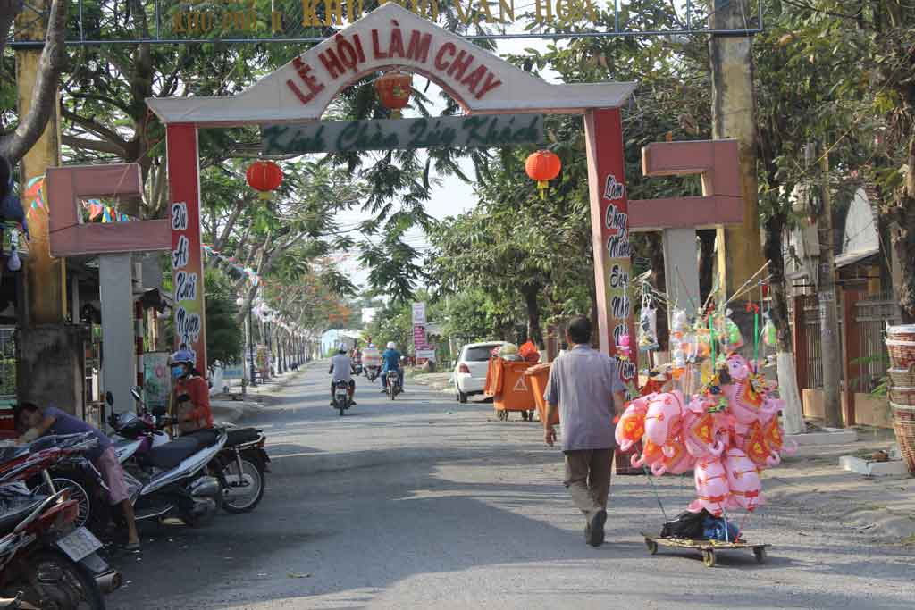 Ngay sau tết, cổng chào Lễ hội Làm Chay (nơi dẫn vào đình Tân Xuân) được dựng lên