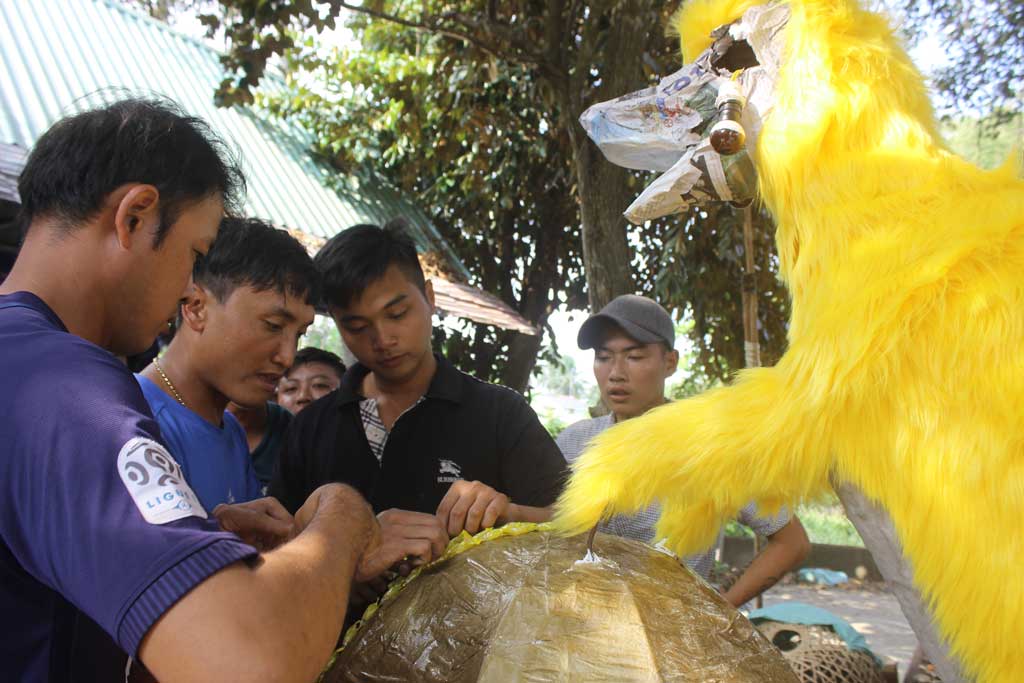 Không chỉ tham gia làm công quả phục vụ lễ hội, thanh niên trong vùng còn cùng nhau làm mâm cổ cúng thần trong ngày lễ