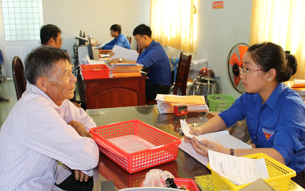 Đoàn viên, thanh niên hỗ trợ người dân làm thủ tục hành chính tại trung tâm Hành chính công ở huyện Ðức Hòa