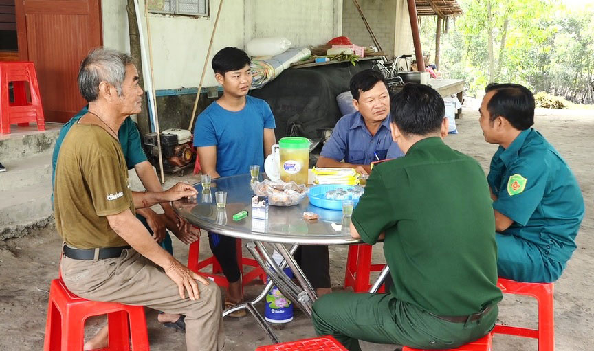 Các ban, ngành, đoàn thể địa phương đến thăm, động viên các thanh niên trước ngày lên đường nhập ngũ