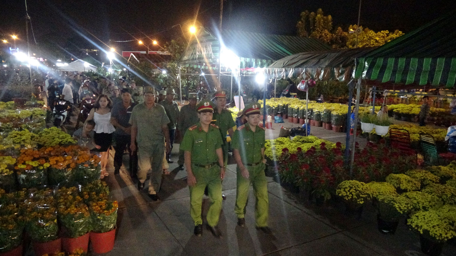 Lực lượng Công an phường 3 tuần tra bảo vệ chợ hoa xuân