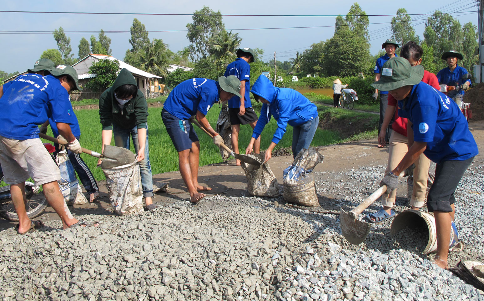 Thanh niên chung tay xây dựng đường giao thông nông thôn