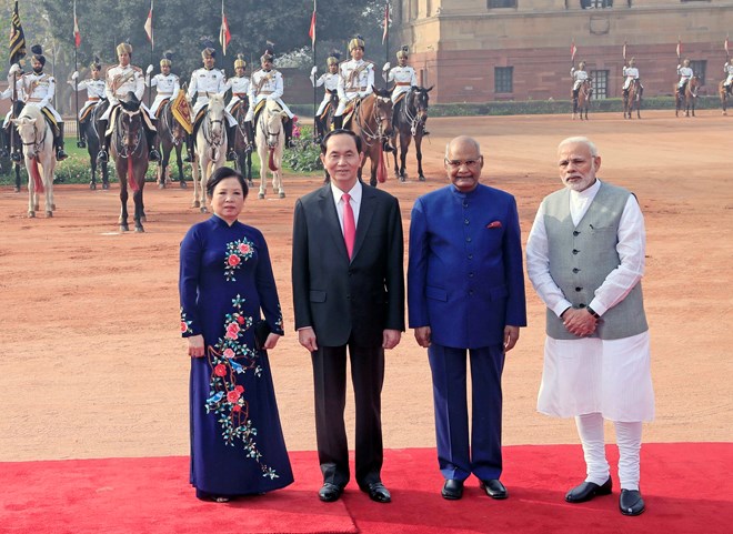 Gun salute welcomes President Tran Dai Quang in New Delhi President Tran Dai Quang and his spouse are welcomed by Indian President Ram Nath Kovind (second, right) and Prime Minister Narendra Modiat (first, right) at the official welcome ceremony in New Delhi on March 3 (Photo: VNA)