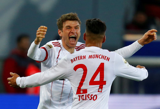 Các cầu thủ B.M ăn mừng bàn thắng vào lưới Freiburg. Ảnh: Reuters
