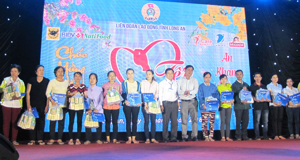 Công nhân phấn khởi trở lại làm việc sau tết