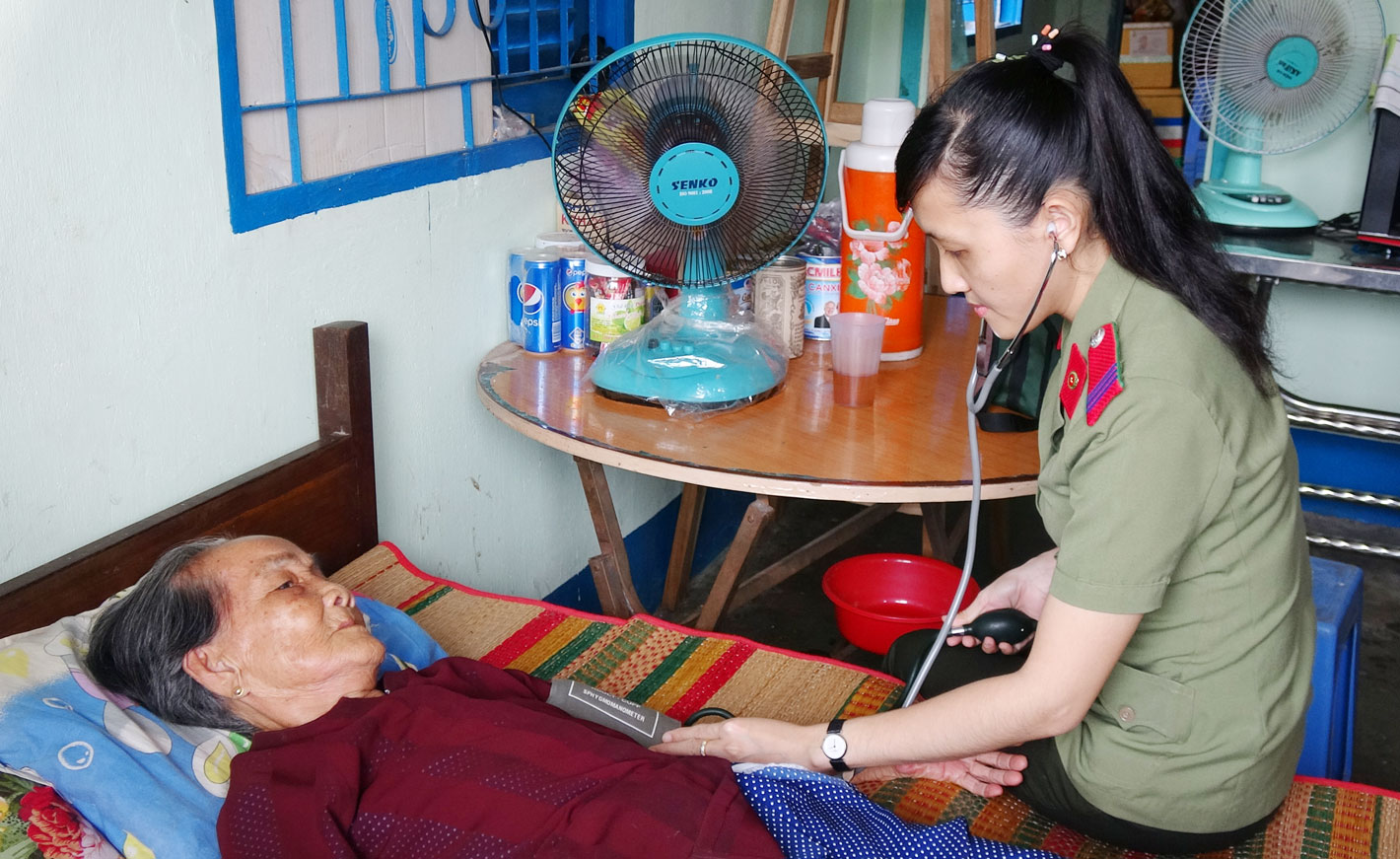 Hội Phụ nữ Công an tỉnh thăm, khám bệnh Mẹ Việt Nam Anh hùng