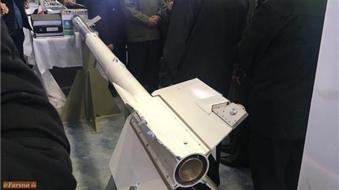 Tên lửa chống tăng mới do Tehran tự chế tạo có tên là Azarakhsh - Tiếng sét. (Nguồn: Oana News/TTXVN)