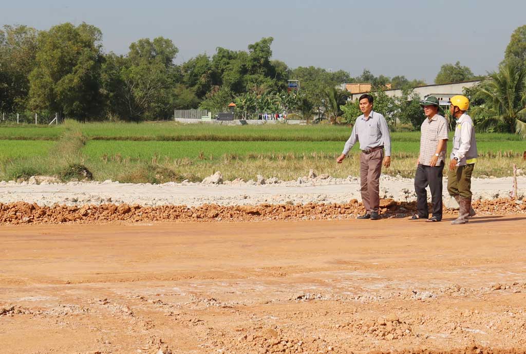 Bí thư Huyện ủy Đức Hòa - Nguyễn Văn Út (đi giữa) làm việc với nhà thầu nhằm kịp thời tháo gỡ khó khăn, sớm hoàn thành công trình