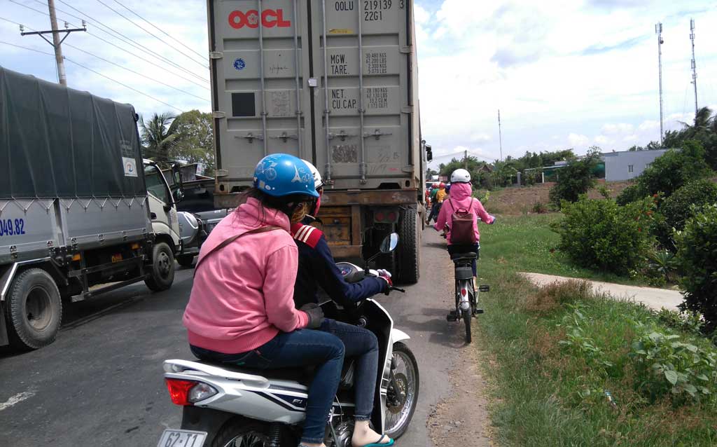 Tình trạng kẹt xe thường xuyên xảy ra vào giờ cao điểm cũng như những ngày lễ, tết trên Quốc lộ 62