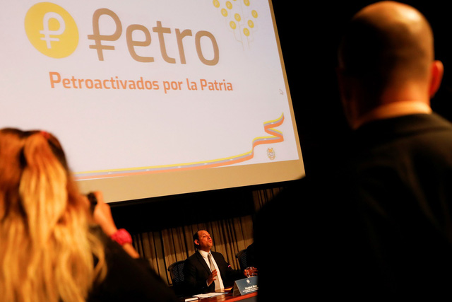 Biểu tượng đồng Petro của Venezuela tại địa điểm họp báo khi ông Hugbel Roa - Bộ Giáo dục Đại học, Khoa học và Công nghệ nói chuyện với nhà báo ở thủ đô Caracas, hôm 31/01/2018 - Ảnh: Reuters