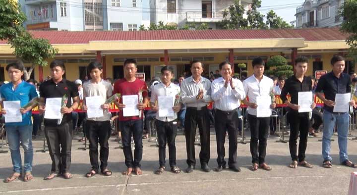Thanh niên trúng tuyển huyện Cần Giuộc nhận quyết định gọi nhập ngũ, sẵn sàng lên đường hoàn thành nghĩa vụ với Tổ Quốc
