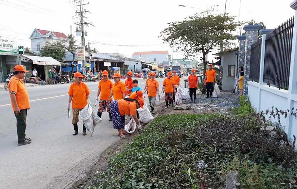 Các thành viên Tổ nhặt rác ấp Tấn Long tham gia nhặt rác, bảo vệ môi trường