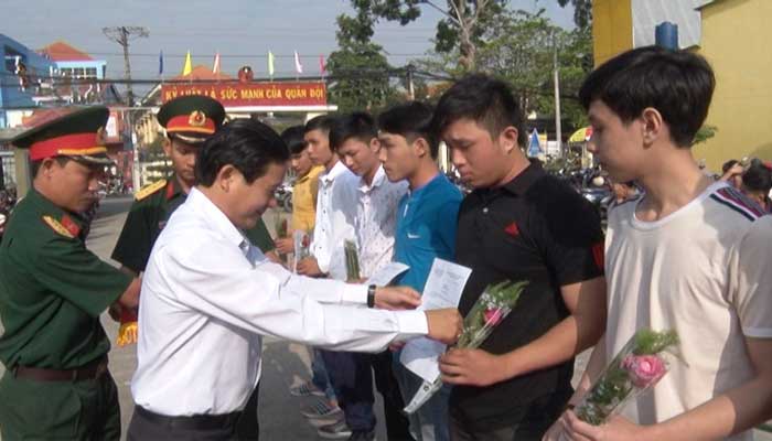 Trao quyết định gọi nhập ngũ cho thanh niên trúng tuyển nghĩa vụ quân sự năm 2018 của huyện Cần Giuộc