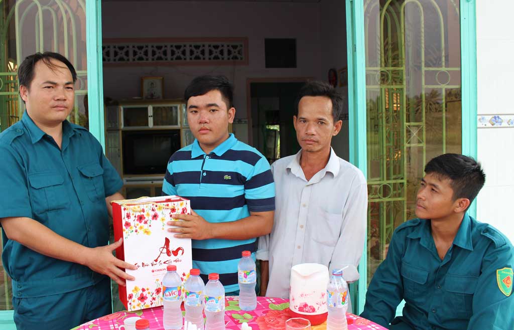 Đại diện Ban Chỉ huy Quân sự xã Nhơn Thạnh Trung, TP.Tân An thăm, tặng quà em Nguyễn Đăng Khoa trước khi lên đường nhập ngũ