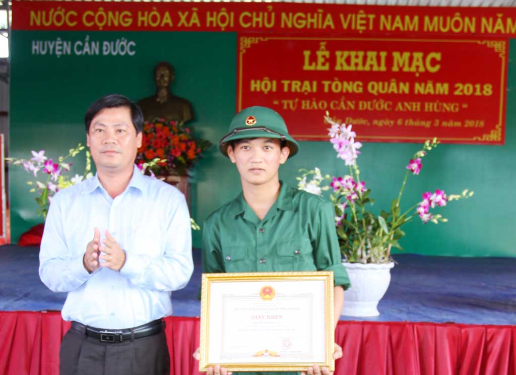 Tặng giấy khen cho tân binh Phạm Minh Hậu tại hội trại tòng quân