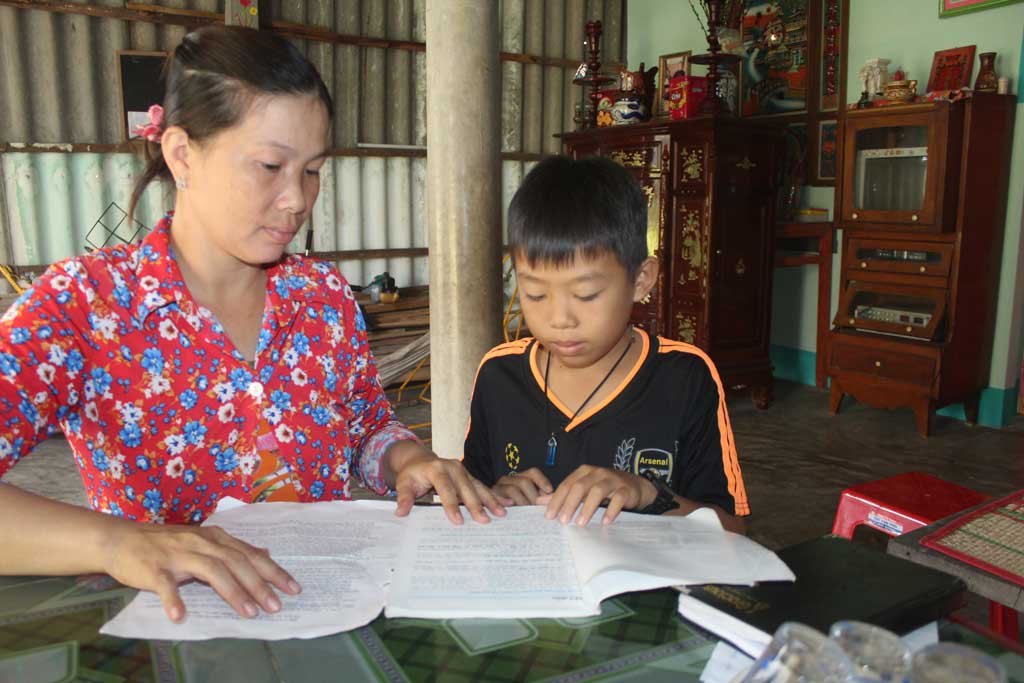 Số tiền trợ cấp hàng tháng của Nhà nước góp phần giúp gia đình em Võ Quốc Phong trang trải một phần chi phí thuốc chữa bệnh