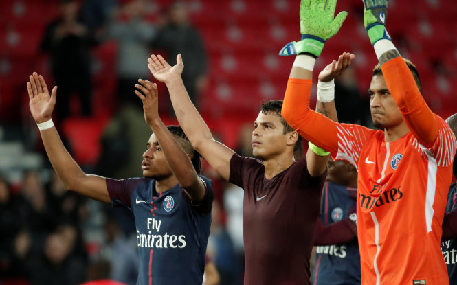 Các cầu thủ PSG chia vui cùng CĐV sau trận. Ảnh: Reuters