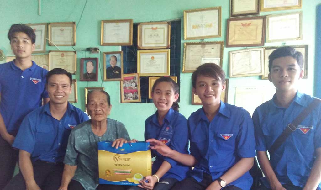 Thầy Huỳnh Trung Hiếu (thứ 2, trái qua) thăm Mẹ Việt Nam Anh hùng Nguyễn Thị Có, xã Phước Vĩnh Tây