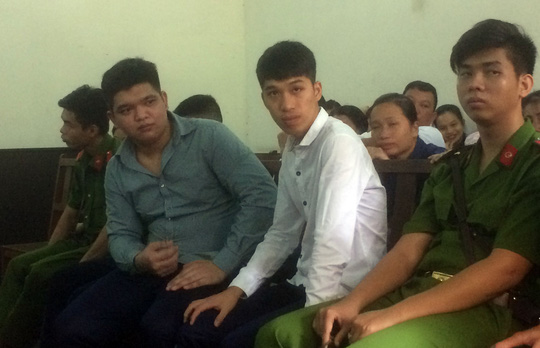 Hai bị cáo Trương Quang Linh và Nguyễn Hoài Thương tại phiên tòa