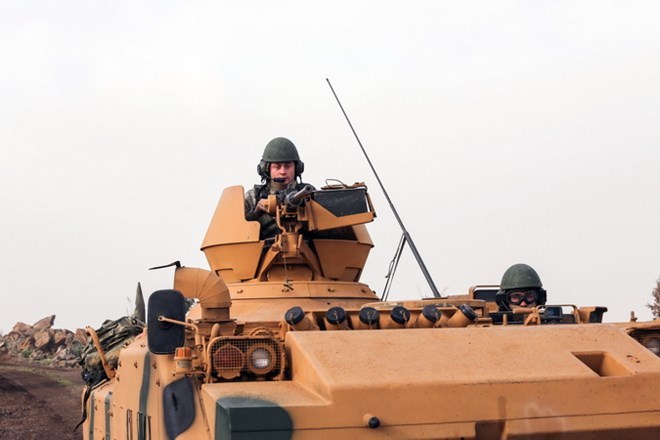 Binh sĩ và xe quân sự Thổ Nhĩ Kỳ được triển khai tại khu vực Afrin của Syria ngày 22/1 vừa qua. (Ảnh: THX/TTXVN)
