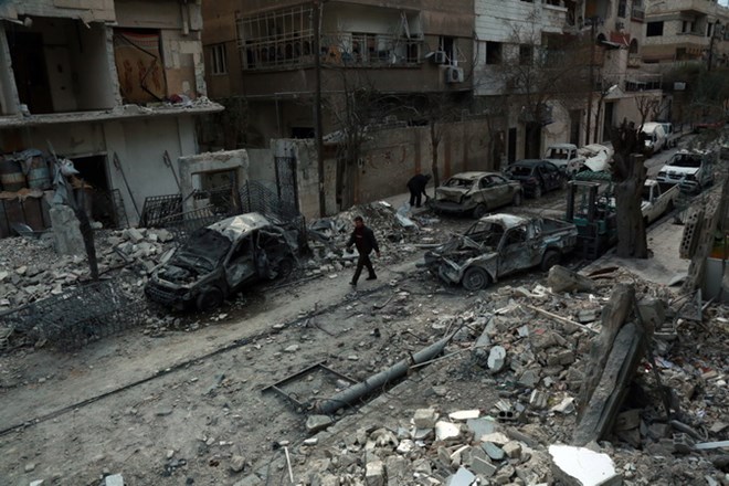 Cảnh đổ nát sau một cuộc không kích tại khu vực Arbin, Đông Ghouta, Syria ngày 25/2. (Nguồn: AFP/TTXVN)