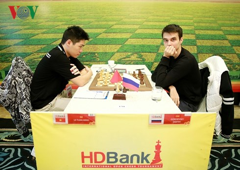 Kỳ thủ 22 tuổi người Hà Nội, Lê Tuấn Minh xuất sắc đánh bại Gordievsky Dmitry, qua đó chiếm ngôi đầu của chính đối thủ này sau 6 ván đấu tại giải Cờ vua Quốc tế HDBank 2018