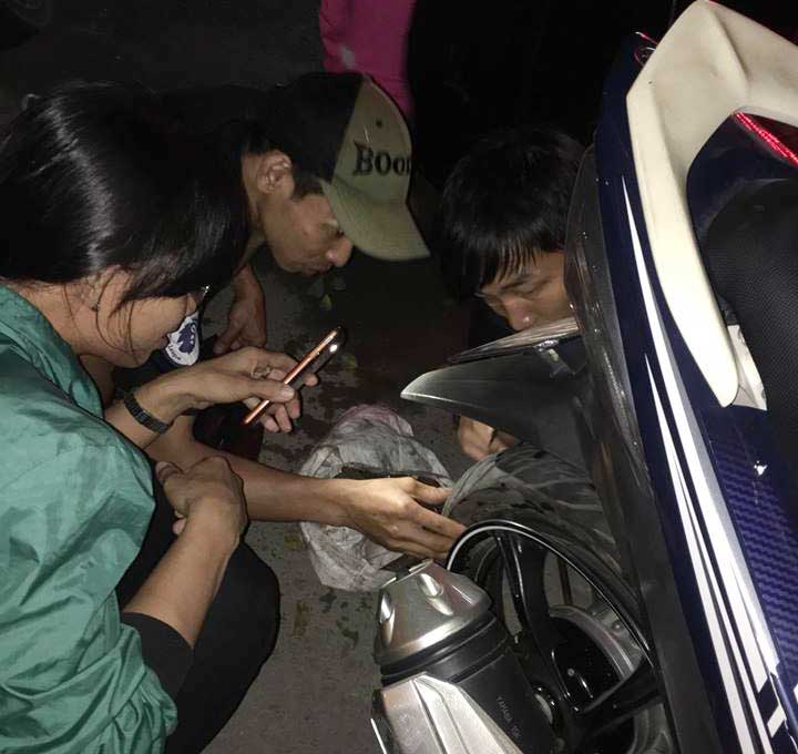 Đội vá xe lưu động Đoàn Thanh niên xã Thanh Phú vá xe miễn phí cho người đi đường