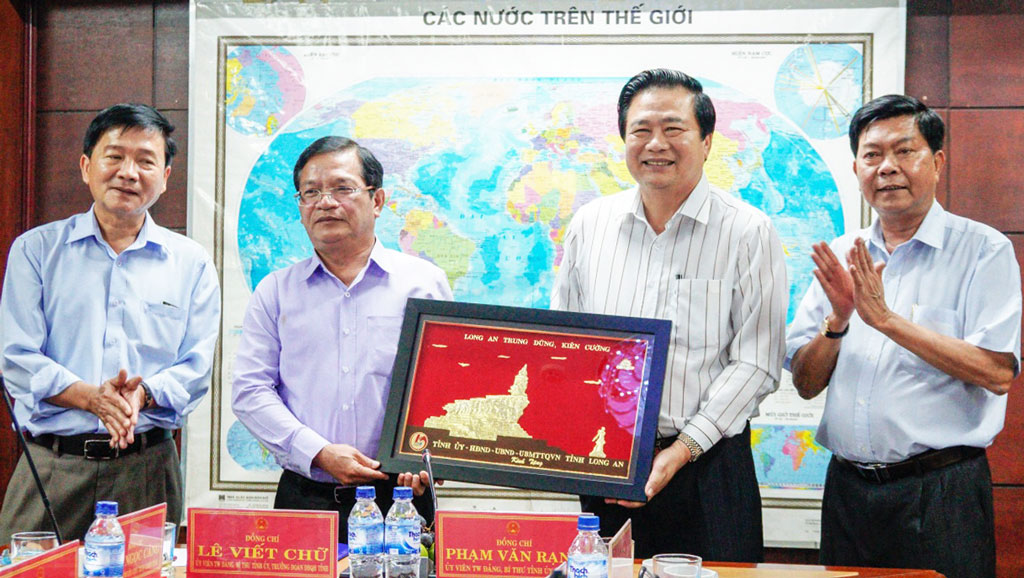 Bí thư Tỉnh ủy, Chủ tịch HĐND tỉnh Long An - Phạm Văn Rạnh (thứ 2, phải qua) tặng quà lưu niệm lãnh đạo tỉnh Quảng Ngãi