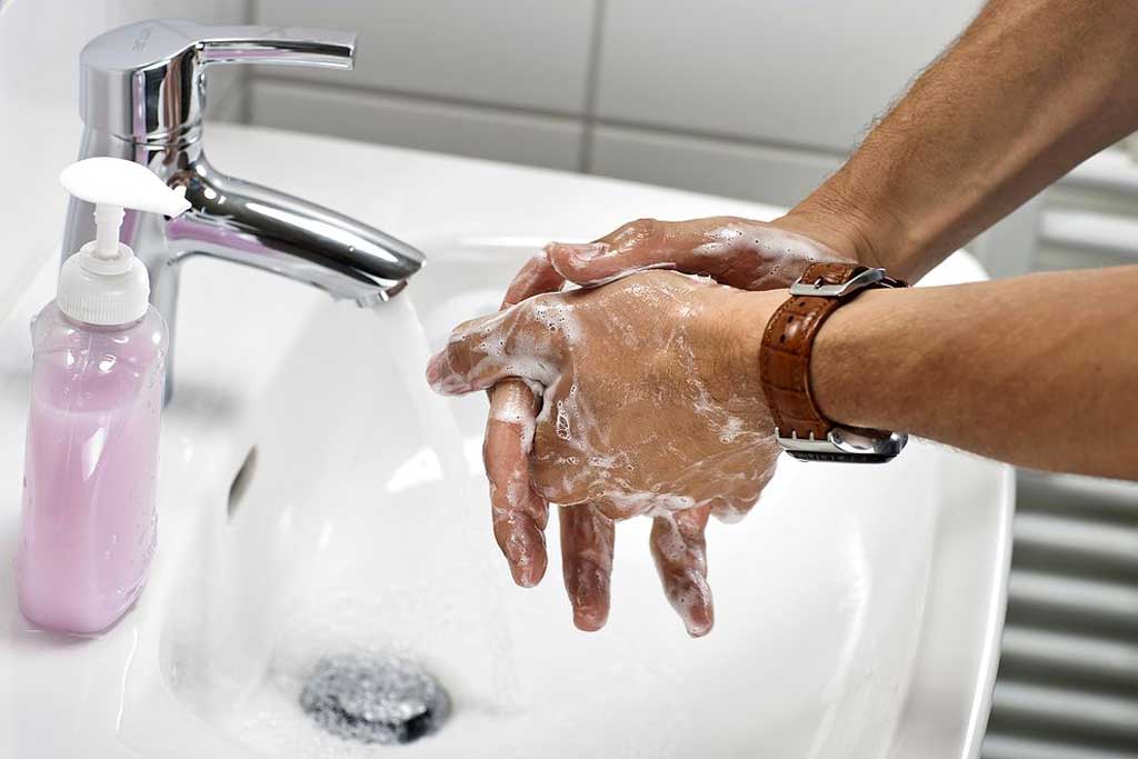 Rửa tay sạch sẽ nhằm hạn chế vi khuẩn gây bệnh