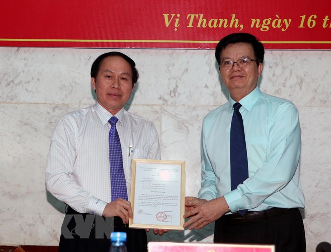 Ông Mai Văn Chính, Phó Trưởng ban Tổ chức Trung ương trao quyết định cho ông Lê Tiến Châu. (Ảnh: Duy Khương/TTXVN)