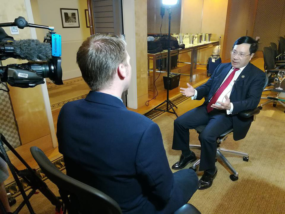 Phó thủ tướng, Bộ trưởng Ngoại giao Phạm Bình Minh (phải) trả lời phỏng vấn Đài SBS của Úc